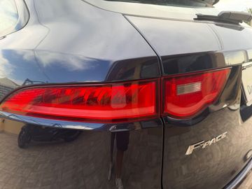 Jaguar F-Pace - 7