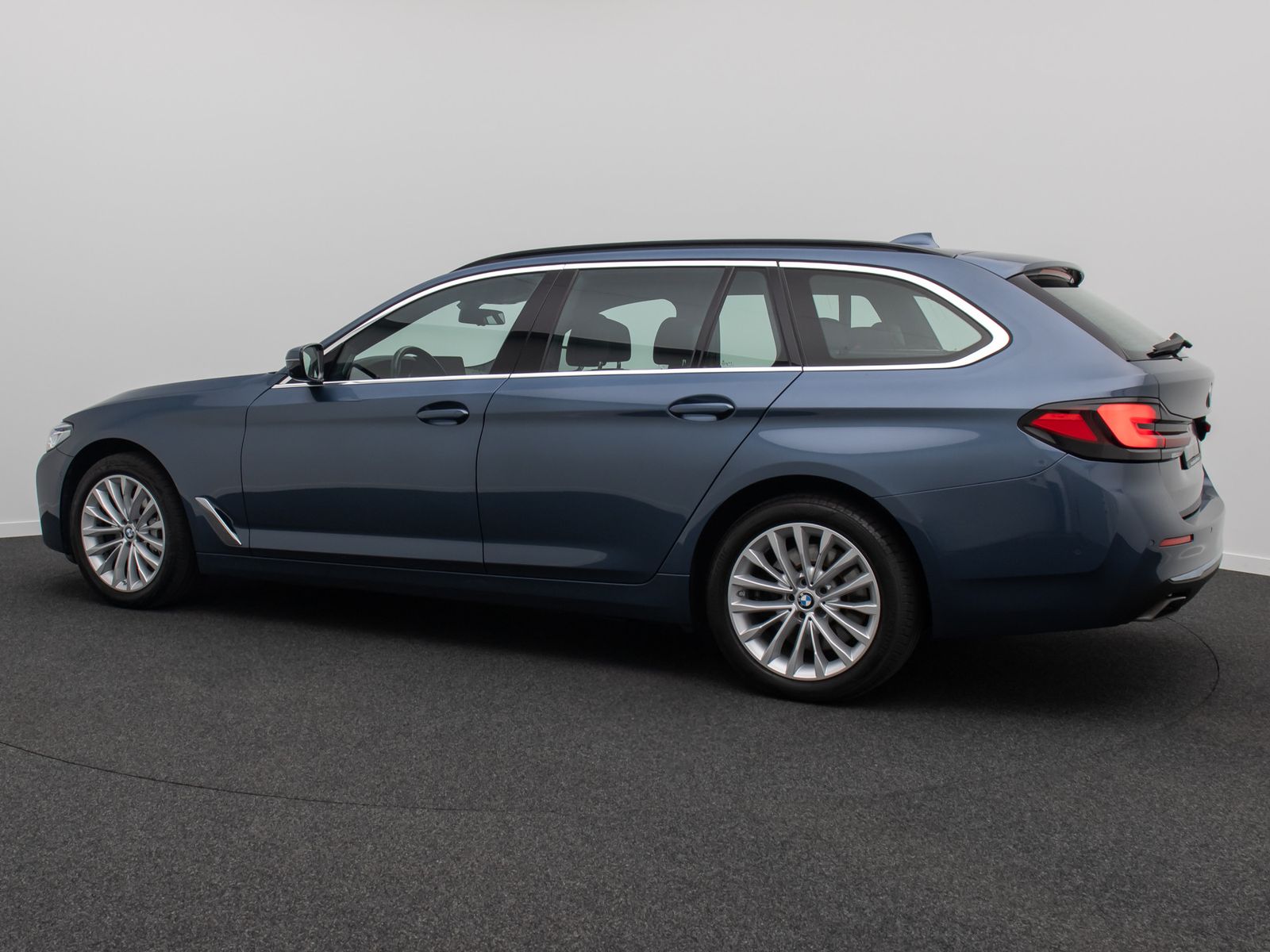 Fahrzeugabbildung BMW 530d LuxuryLine 360&deg;Laser HUD DAB H/K SoftCL AHK