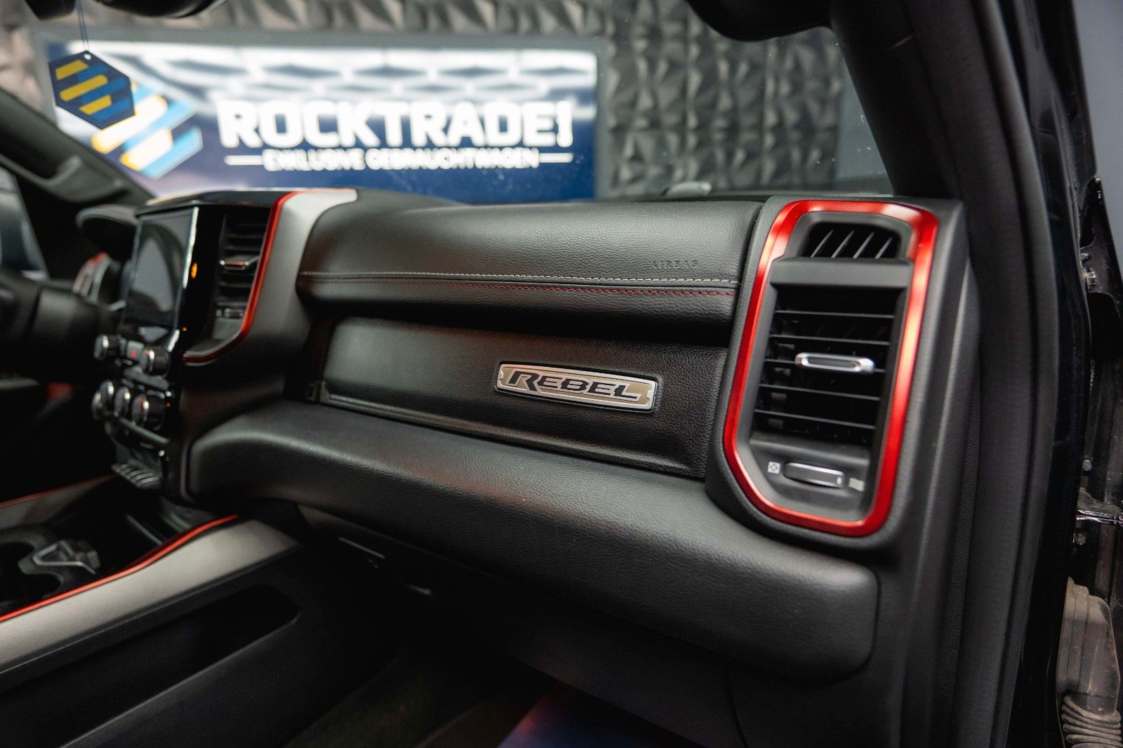 Fahrzeugabbildung Dodge RAM 5.7 V8 HEMI 4x4 REBEL AXLE LOCK Airmatic LED