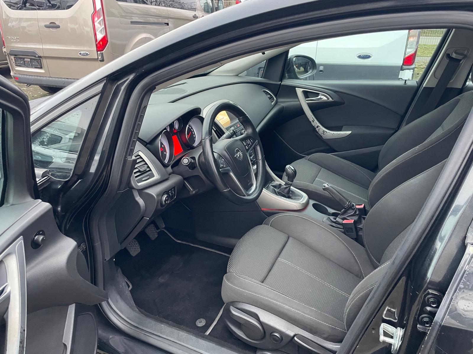 Opel Astra 2012 — photo 7