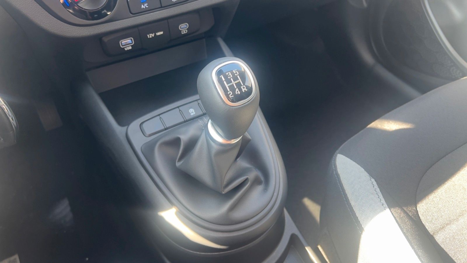 Fahrzeugabbildung Hyundai i10 1.0 Select *Navi*Klima*CarPlay*RFKamera*PDC*