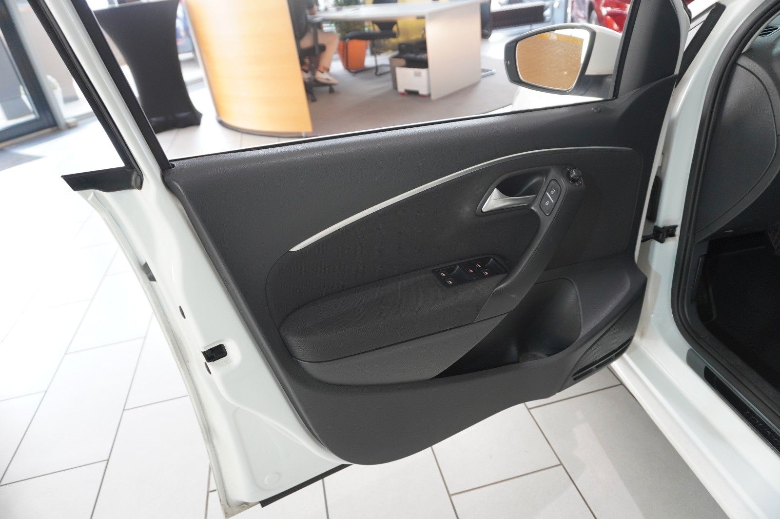 Fahrzeugabbildung Volkswagen Polo V 1.2 TSI LOUNGE DSG NAVI/KLIMA/PDC/TEMP.