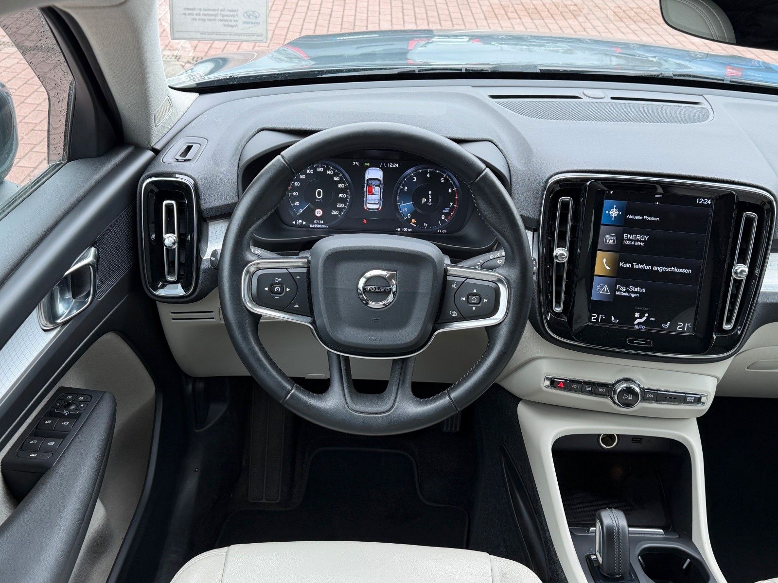 Fahrzeugabbildung Volvo XC40 T4 Momentum AWD *Nav*Totwinkel*AHK*LED*360°