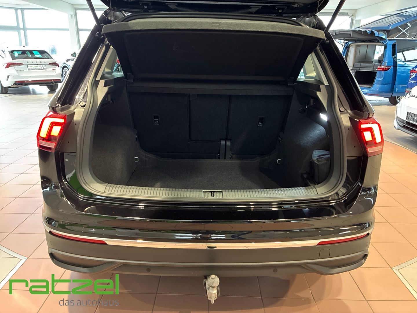 Fahrzeugabbildung Volkswagen Tiguan Life 2.0 TDI DSG AHK-klappbar Navi LED AC
