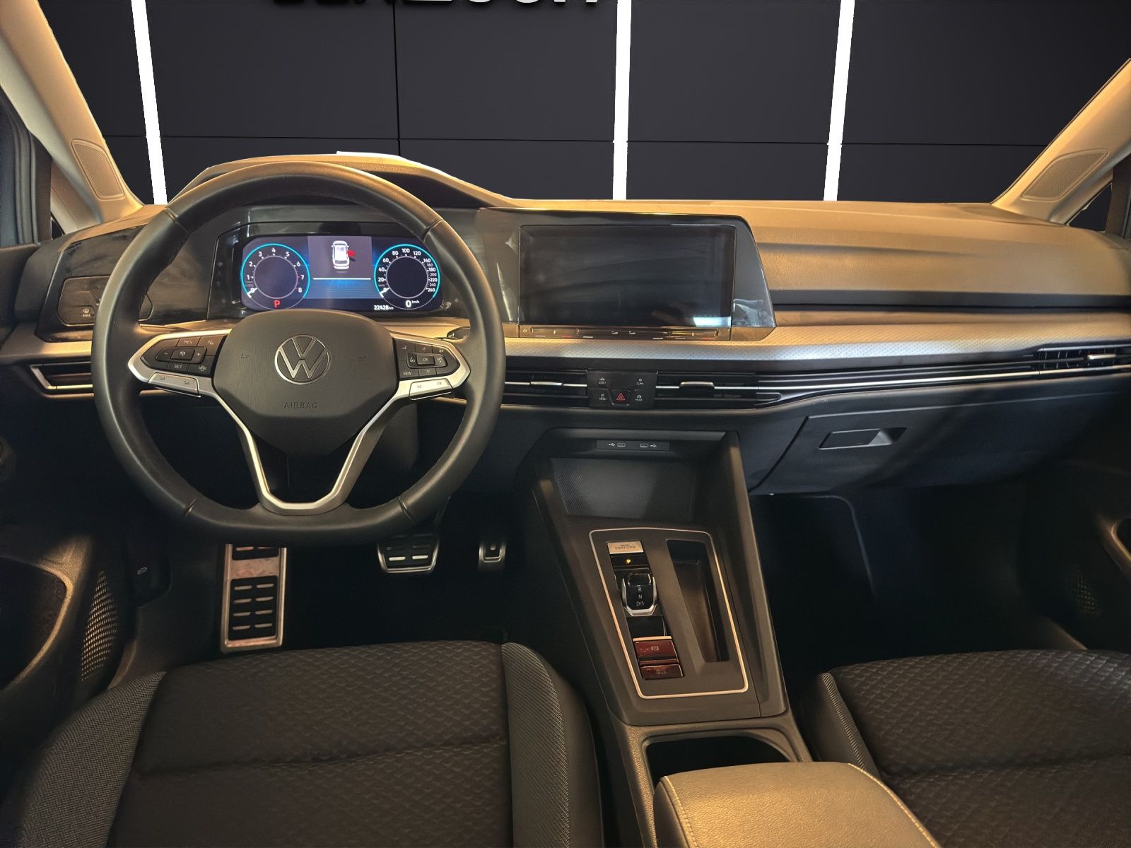 Fahrzeugabbildung Volkswagen Golf VIII Variant eTSI Active DSG LED ACC SH Nav