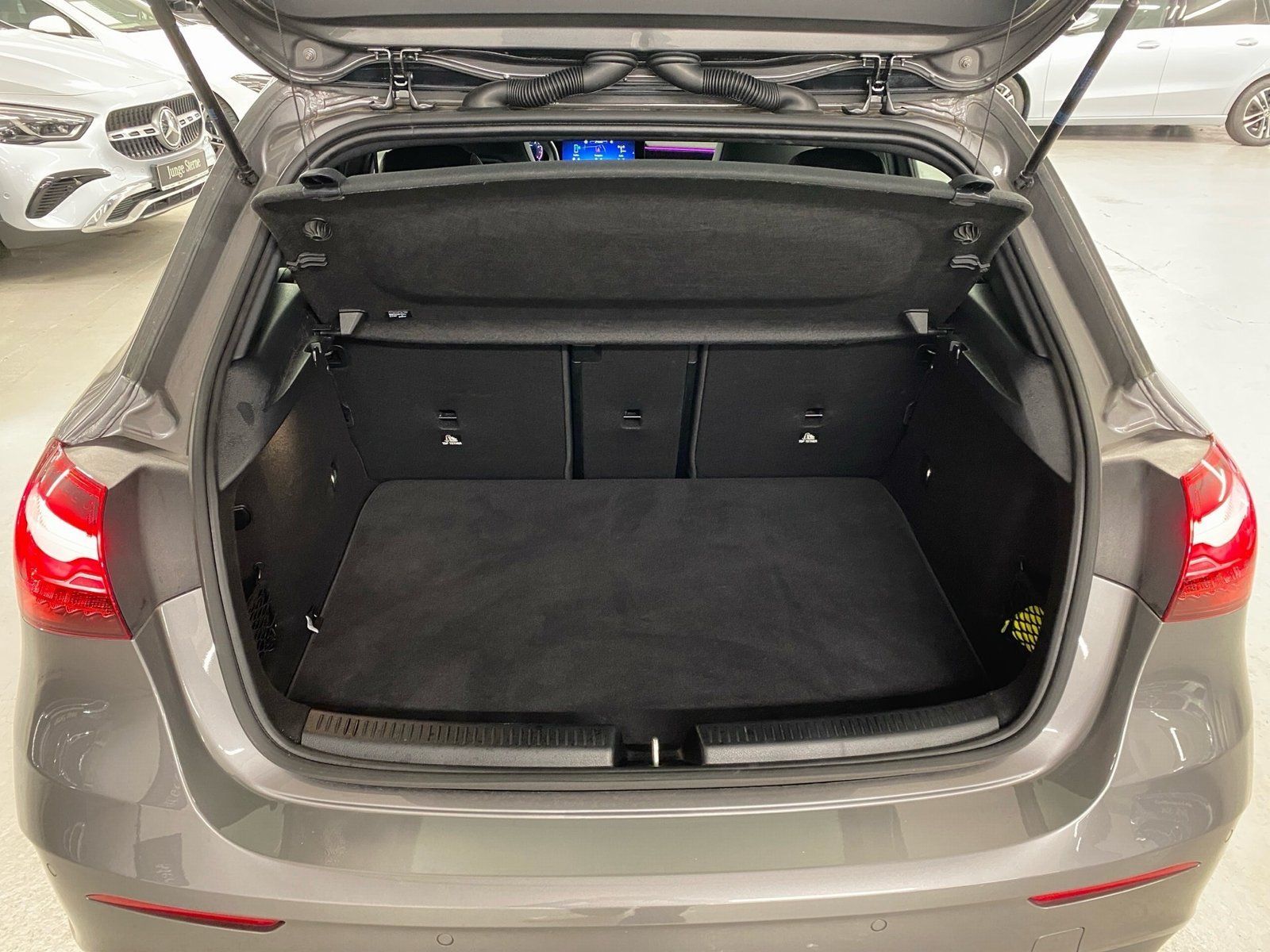 Fahrzeugabbildung Mercedes-Benz A 180 AMG Line*LED*Kamera*CarPlay*Spurhalte*SHZ*