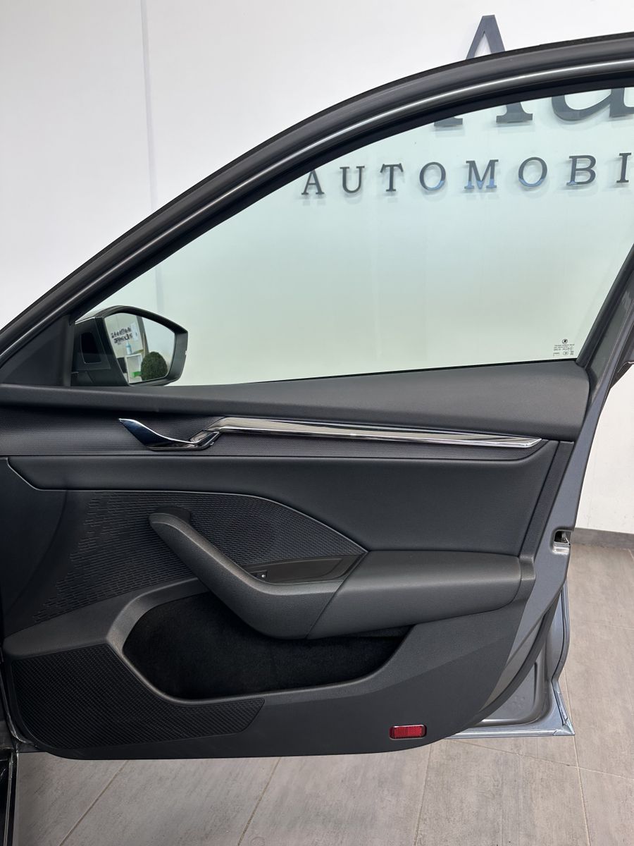 Fahrzeugabbildung SKODA Octavia Combi 2.0 TDI DSG Style NAV+MATRIX+AHK