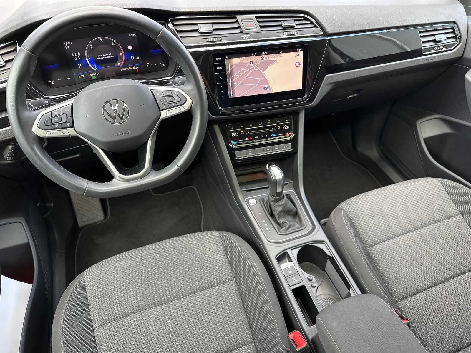Fahrzeugabbildung Volkswagen Touran 7-Sitzer NAV+LED+ACC+KAMERA+PANO+STANDHZG
