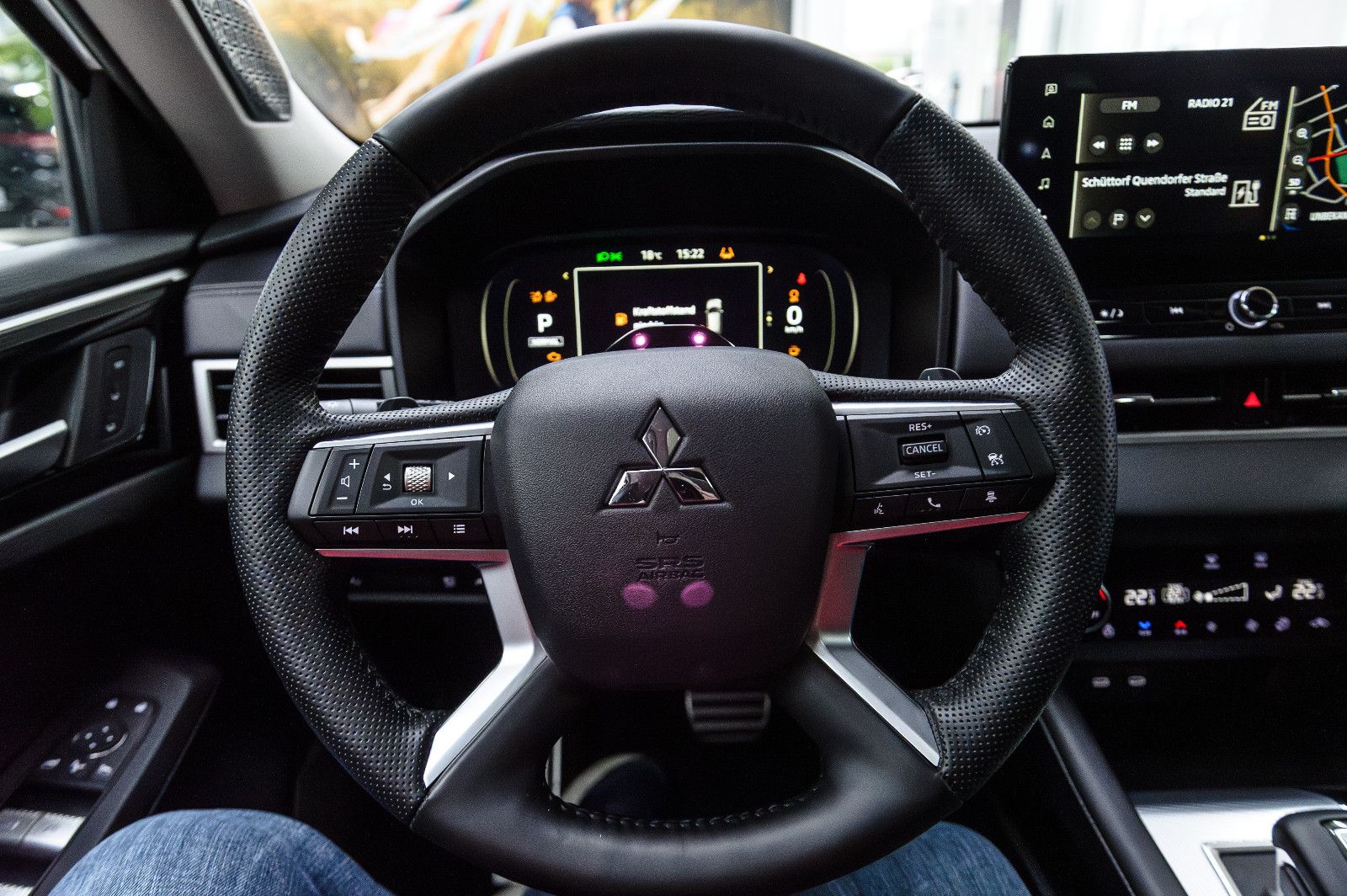 Fahrzeugabbildung Mitsubishi Outlander Top 4WD PHEV Leder LED 4xSHZ 360° HUD