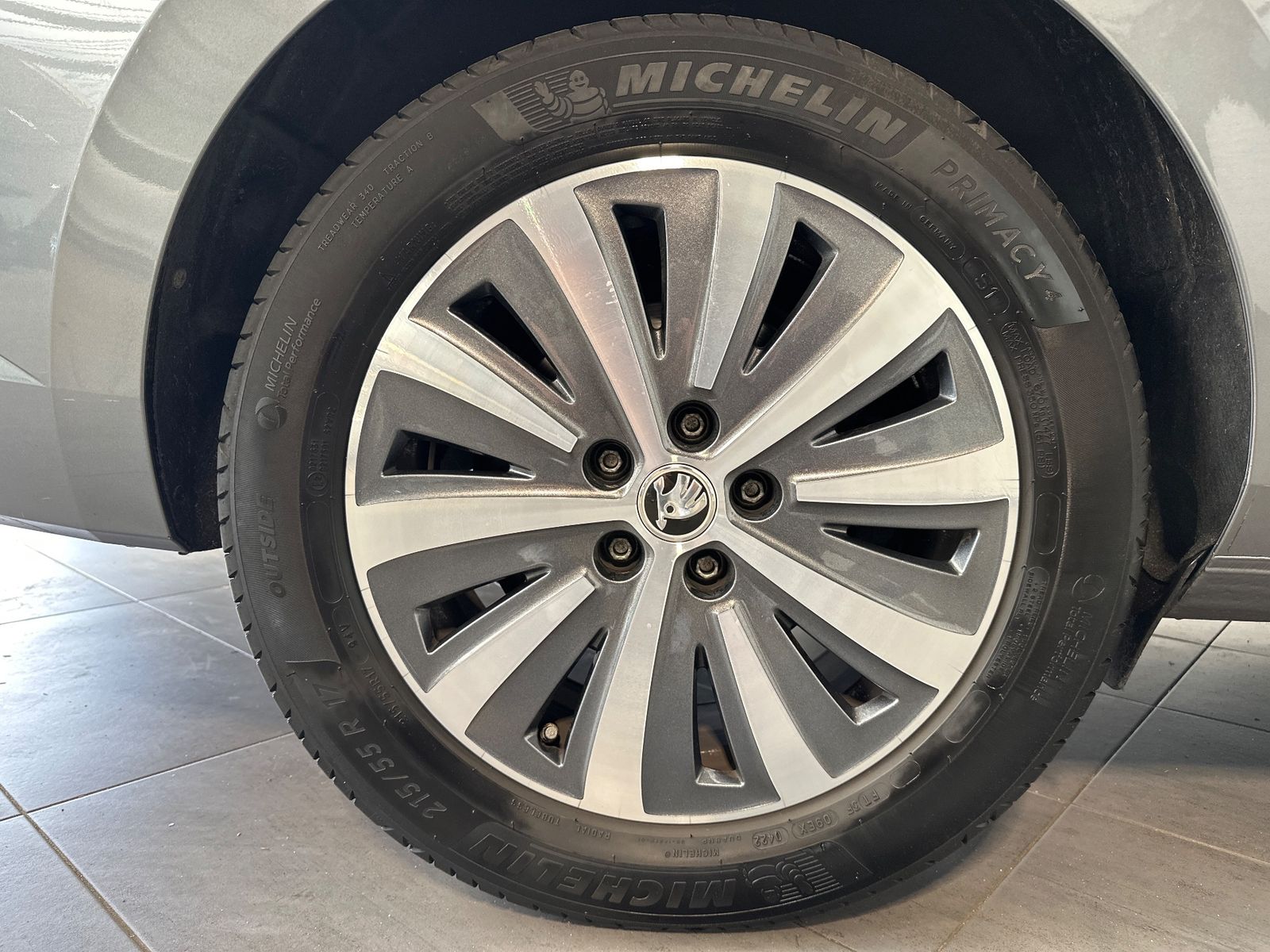 Fahrzeugabbildung SKODA Superb Combi Ambition NAV+LED+ACC+PANORAMA+17ZO