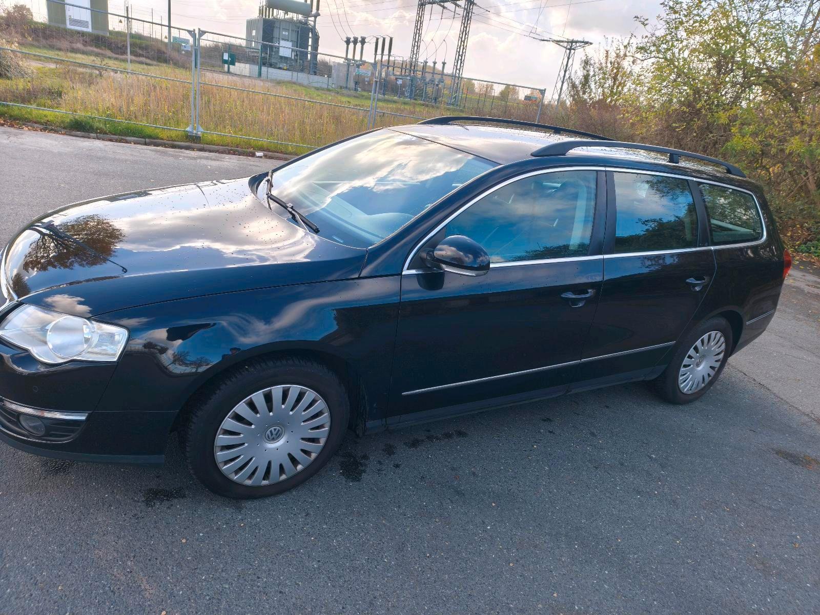 Volkswagen Passat 2010 — rear view