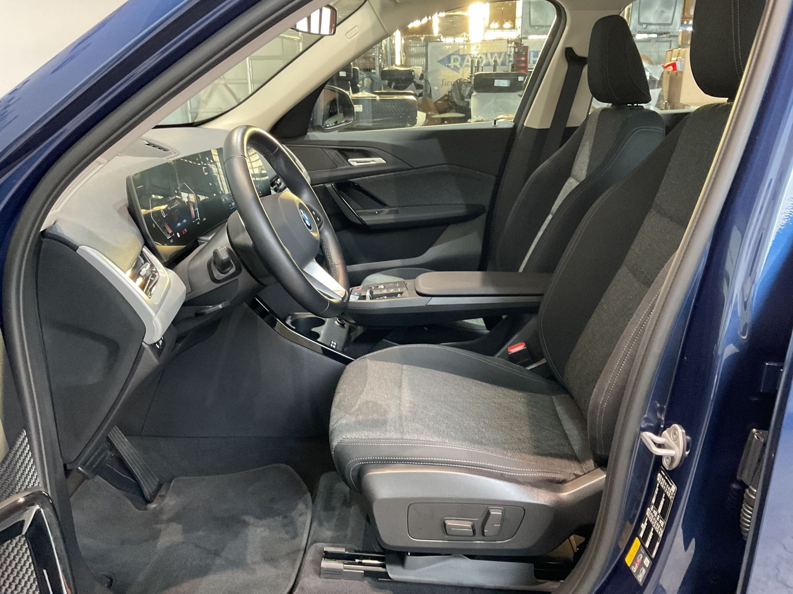 Fahrzeugabbildung BMW iX1 xDrive30 DAB Parkassistent AHK Shz