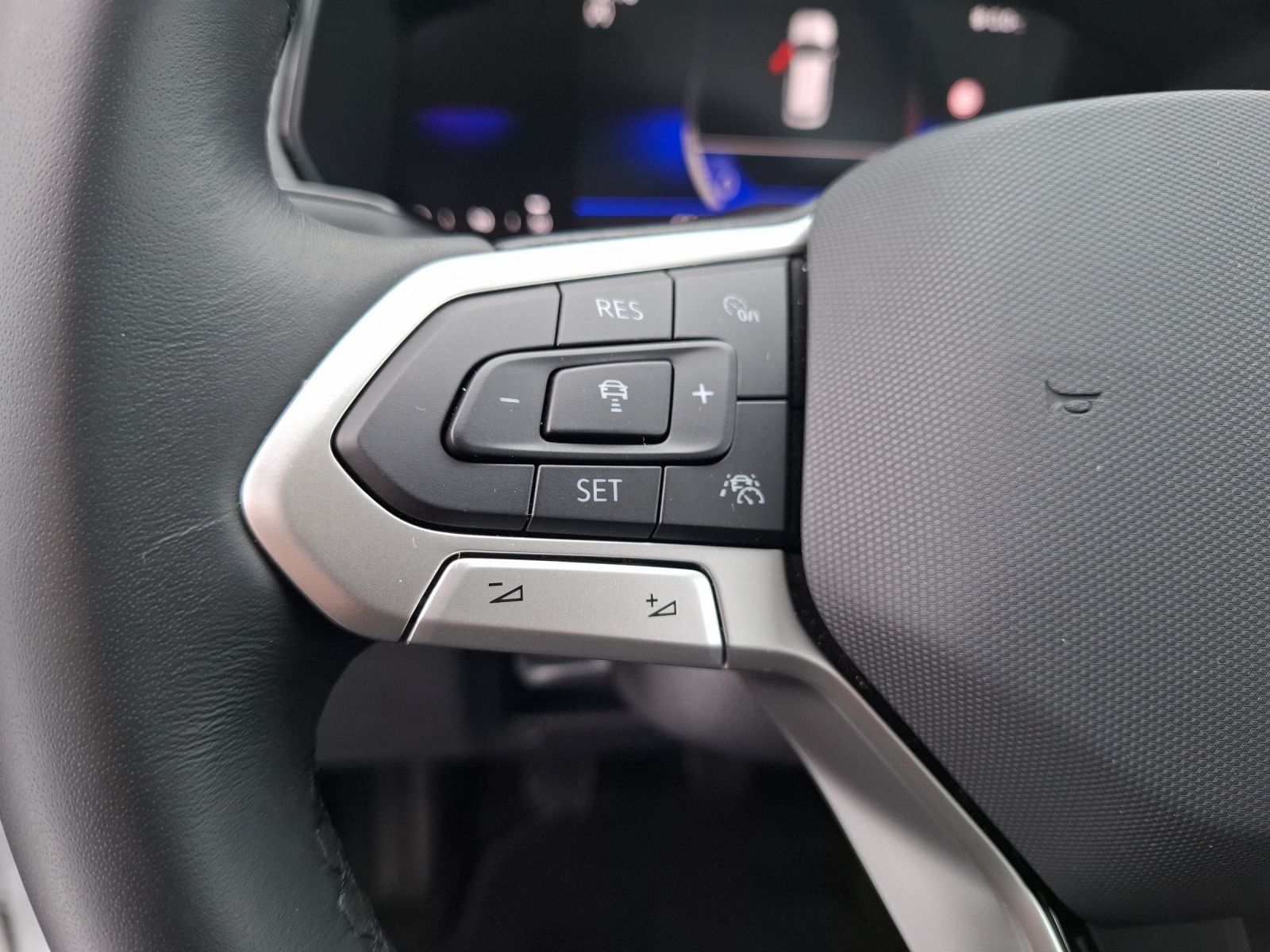 Fahrzeugabbildung Volkswagen T-Cross TSI Life LED AID ACC APP SH PDC LM