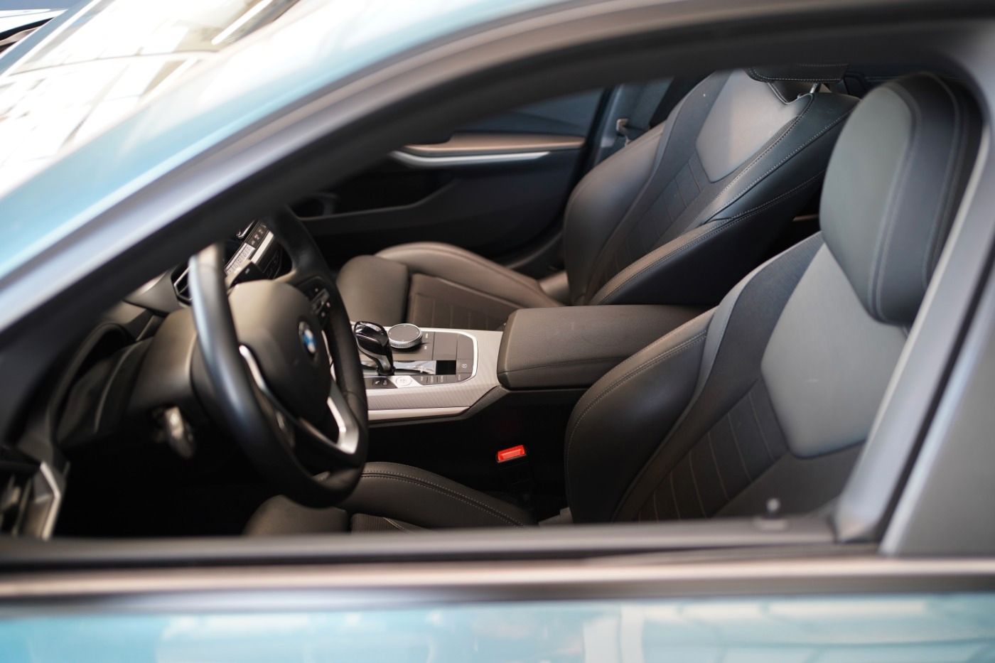 Fahrzeugabbildung BMW 320i Advantage Head Up+Parking u. Driving Ass.++