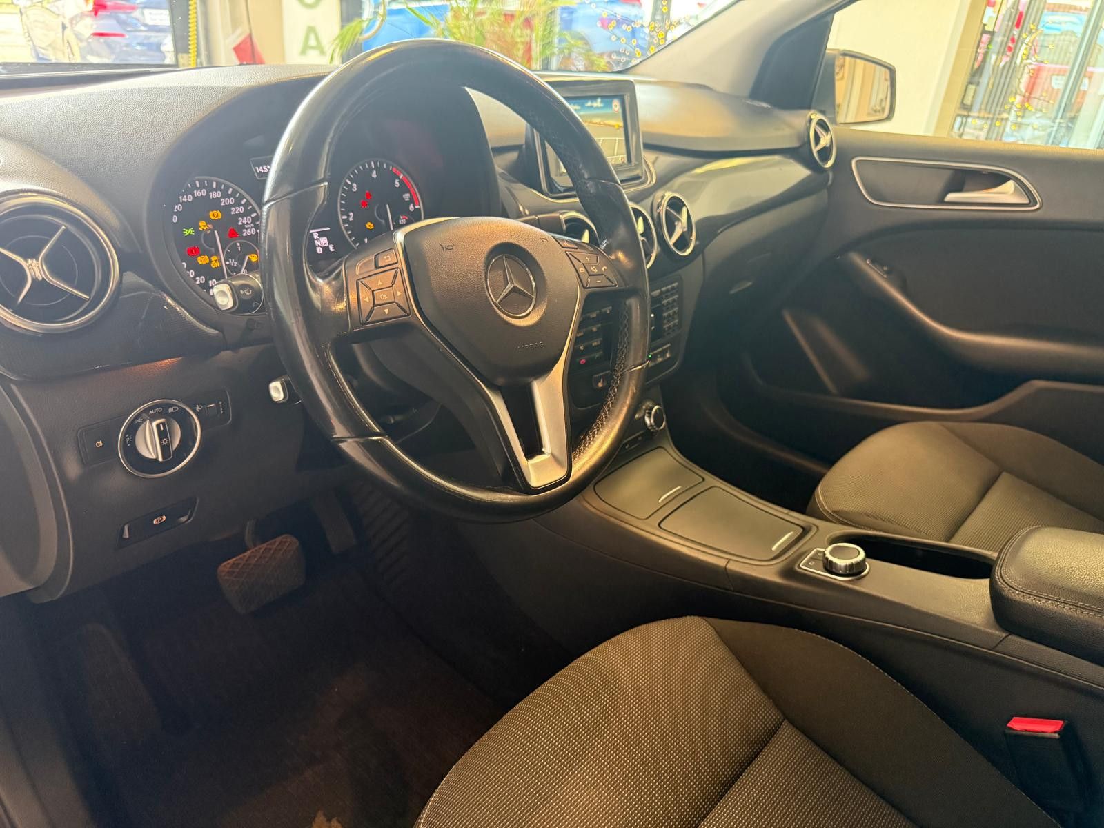 Fahrzeugabbildung Mercedes-Benz MB  B 180 / NAVI/AUTOMATIK