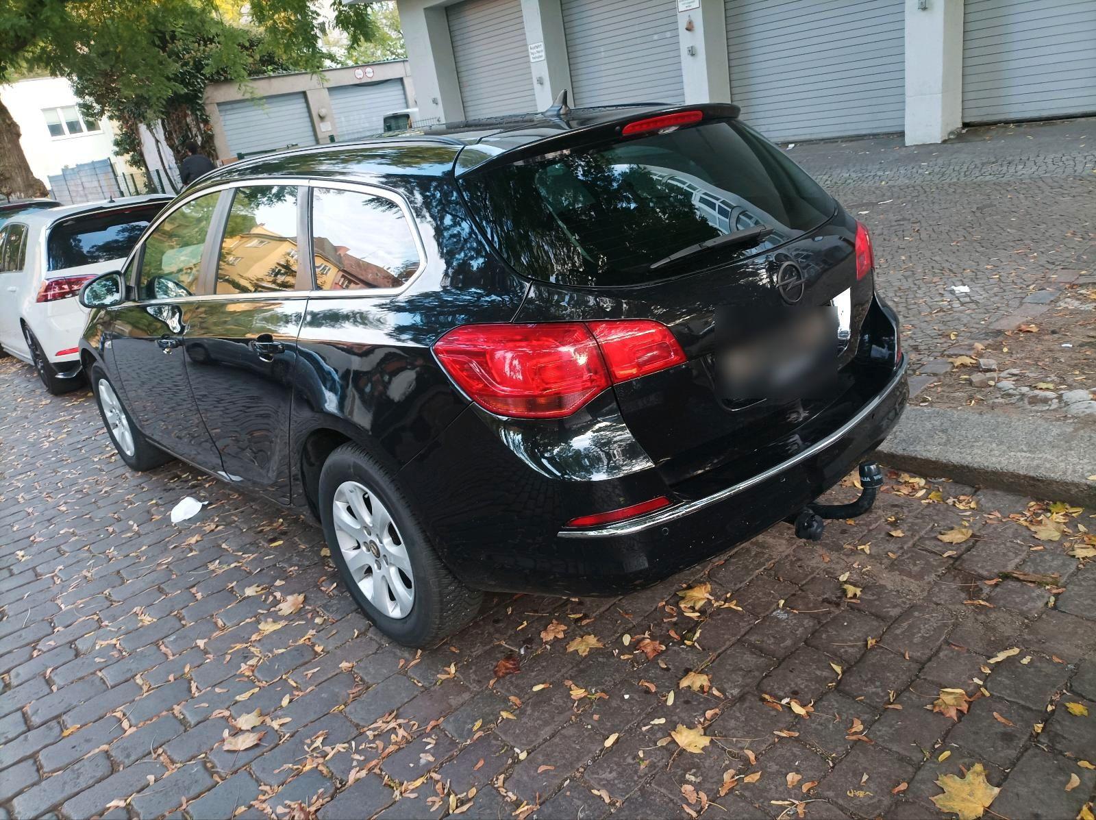 Opel Astra 2015 — rear view
