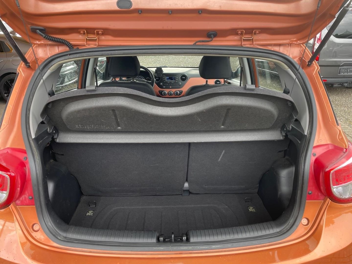 Fahrzeugabbildung Hyundai i10 1.0 FIFA WORLD CUP ALLWETTER+KLIMA+SHZ