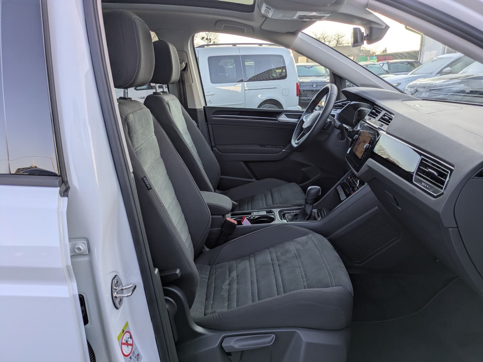 Fahrzeugabbildung Volkswagen Touran 2.0 DSG R-Line High BLACK Pano*7Si*IQ*AHK