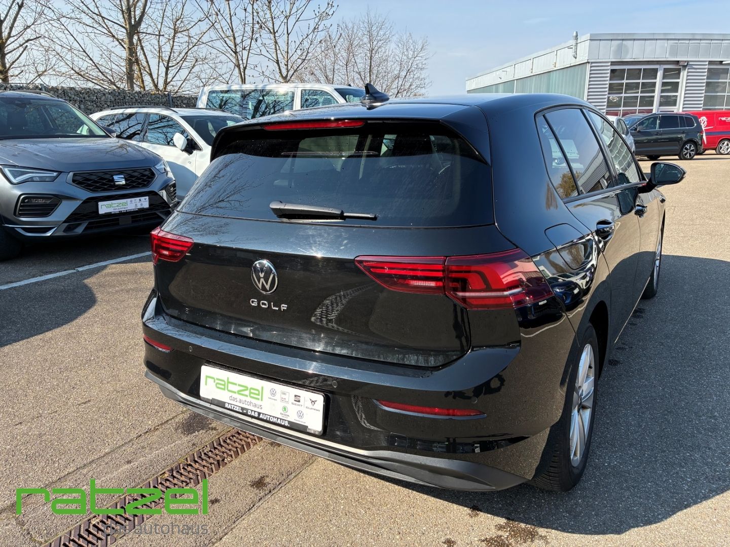 Fahrzeugabbildung Volkswagen Golf 1.5 Life TSI LED ACC App Connect Lane Assis