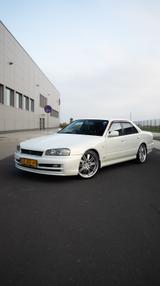 Nissan Skyline R34 - Nissan Skyline mit Benzin-Antrieb