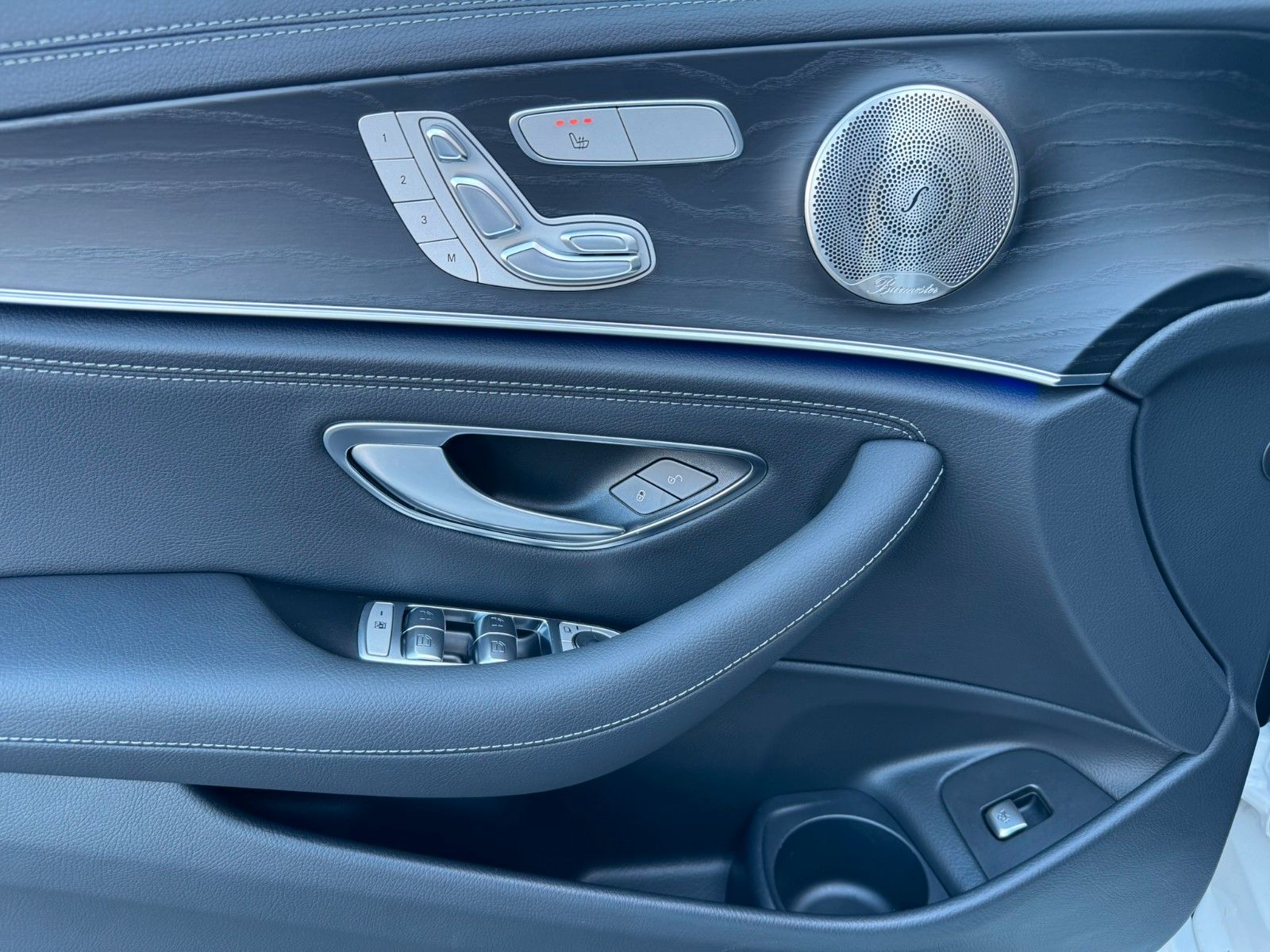 Fahrzeugabbildung Mercedes-Benz E 300 d  T 4M AMG HUD+PANO+AHK+Burm+Distr+360°
