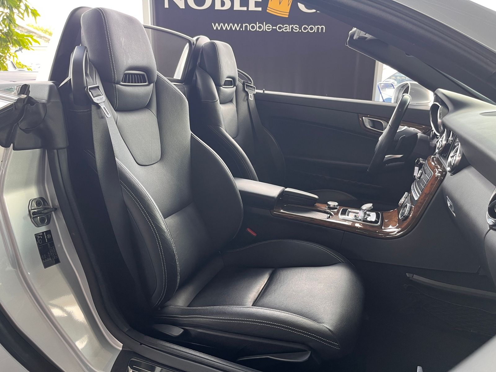 Fahrzeugabbildung Mercedes-Benz SLC 300 Roadster PANO NAVI ALU