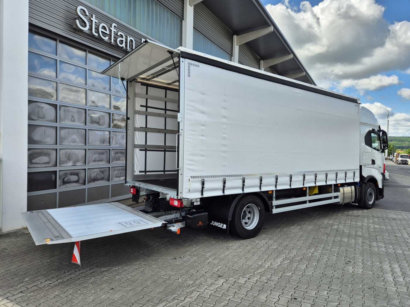 Fahrzeugabbildung Iveco S-Way AS190S42/P Schiebeplanen LBW 2.000kg AHK