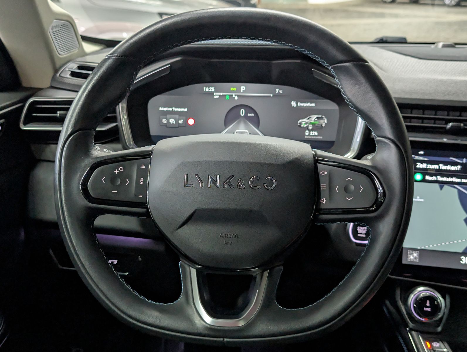 Fahrzeugabbildung Lynk&Co 01 1.5 T HEV ACC PANO APP LED KAM MEMO SHZ 24TKM