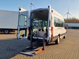Ford Transit / Transport von Personen im Rollstuhl - Stationärer Kran