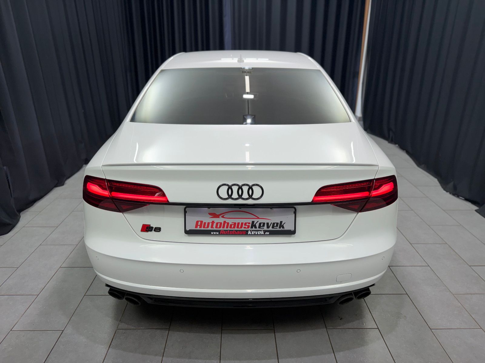Fahrzeugabbildung Audi S8 4.0 TFSI quattro plus |KERAMIK|CARBON|MASSAGE