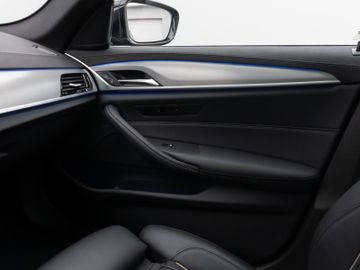 Fahrzeugabbildung BMW 530d Luxury Line Panorama Laser Kamera HUD HiFi