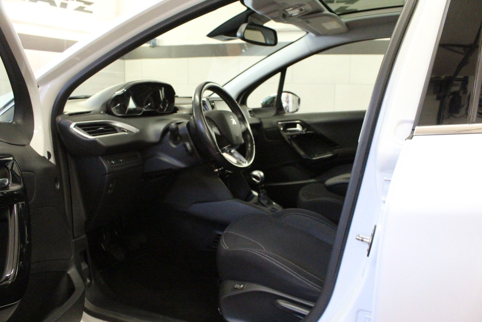 Fahrzeugabbildung Peugeot 208 PureTech 110 Edition Panoramadach*Sitzheizun