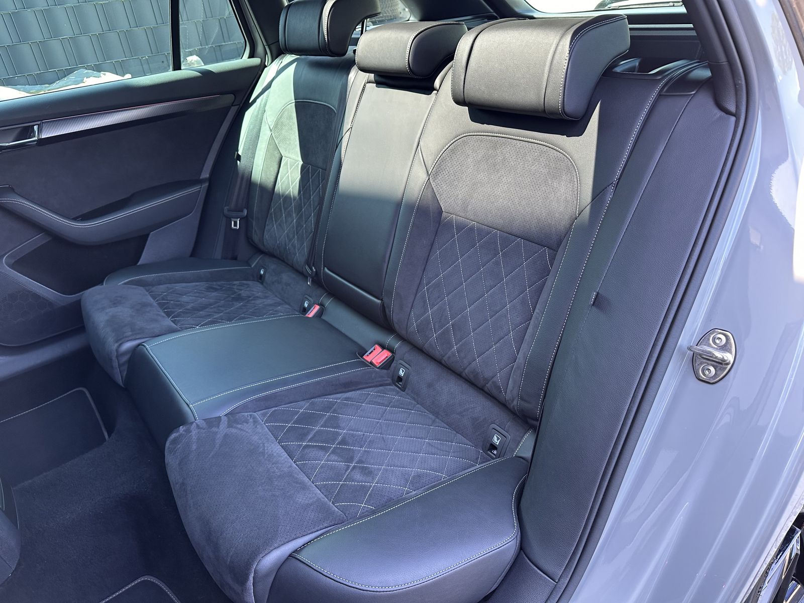Fahrzeugabbildung SKODA Superb Combi iV 1.4 TSI DSG Sportline NAV+LED+VC