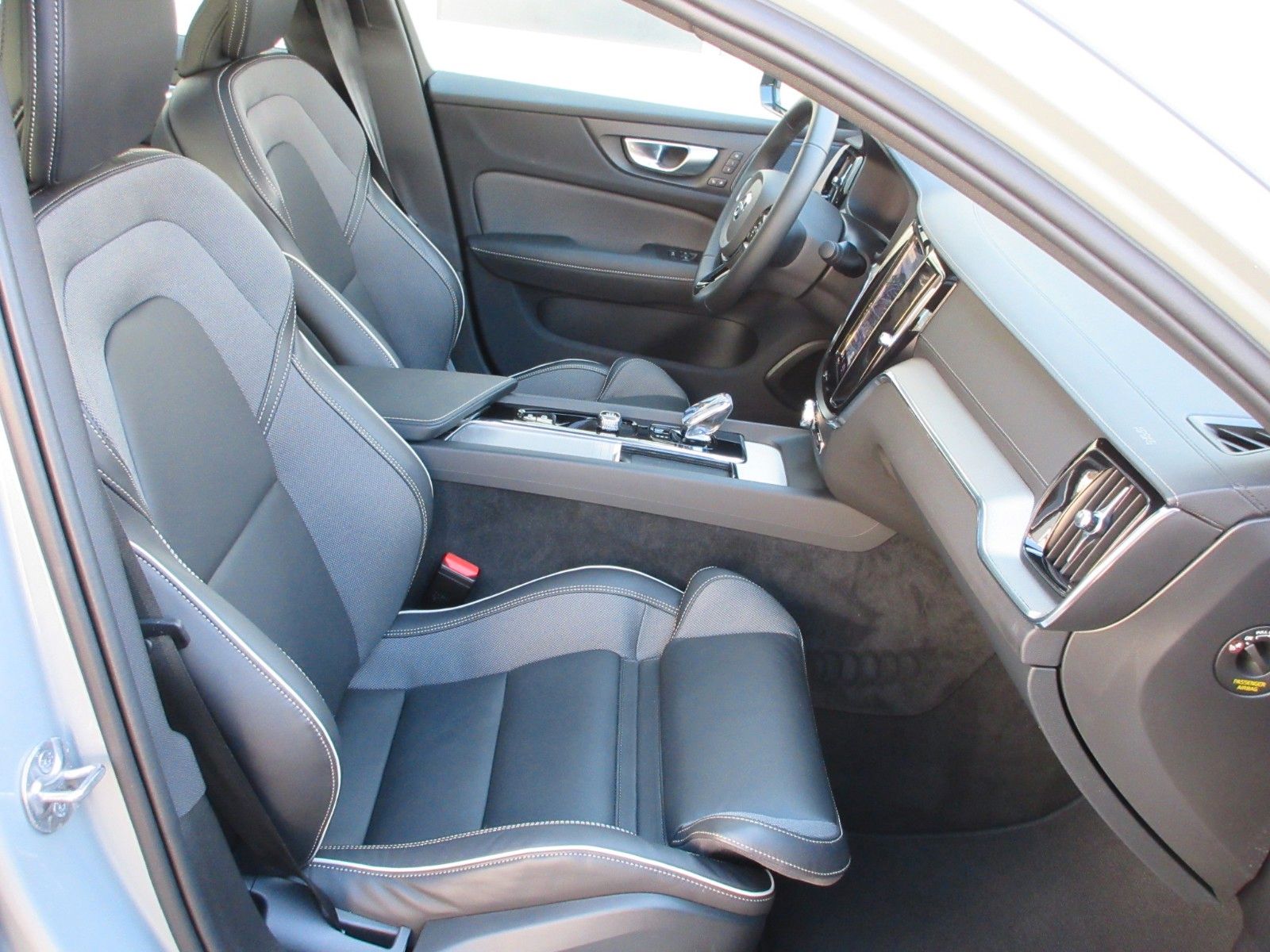 Fahrzeugabbildung Volvo S60 Lim. Ultimate Dark AWD