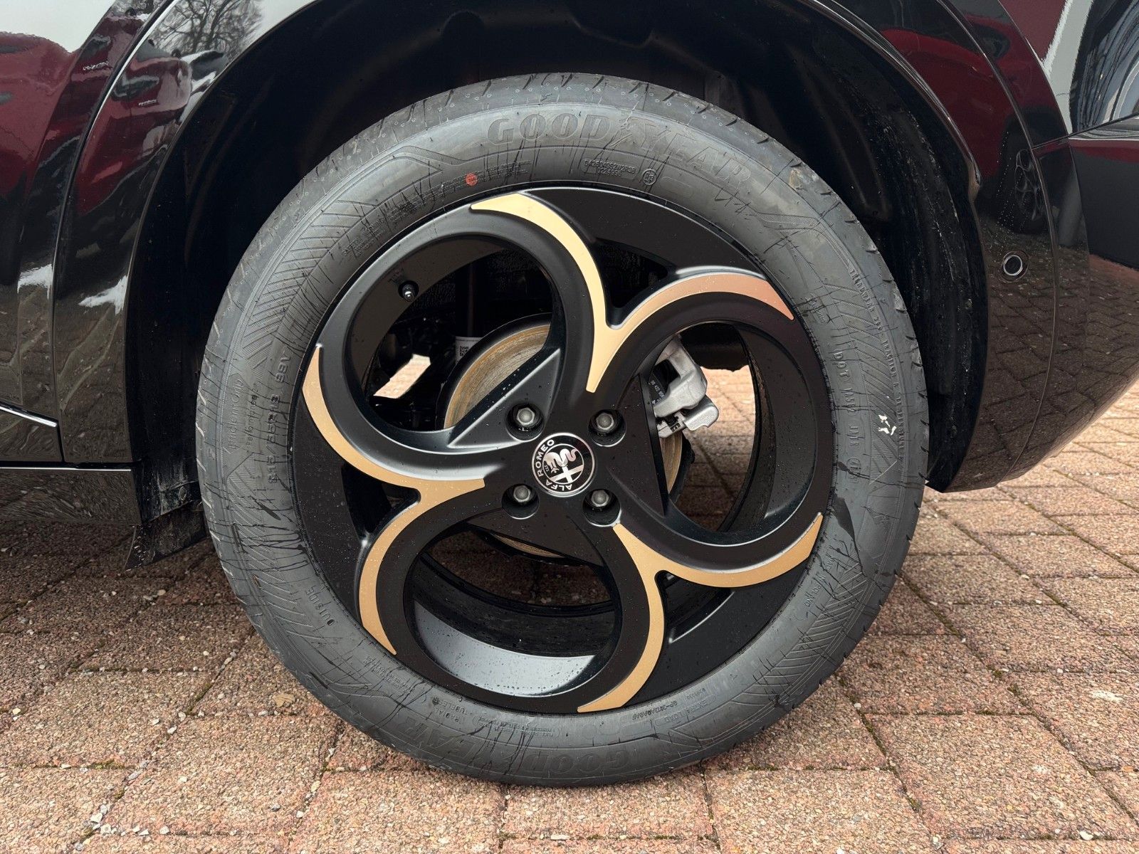 Fahrzeugabbildung Alfa Romeo Junior Ibrida 1.2 Intensa Automatik Navi Kamera