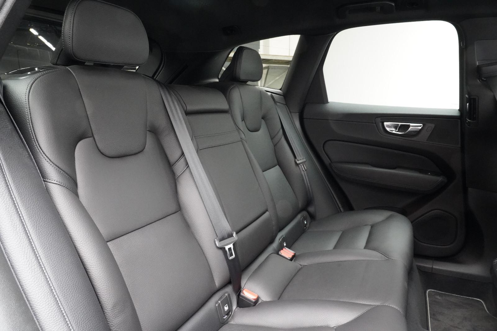 Volvo XC60 2.0 R-Design SHZ CarPlay Keyless PDC GRA