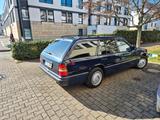 Mercedes-Benz E 220TE - Mercedes-Benz E 220 mit Benzin-Antrieb: Kombi
