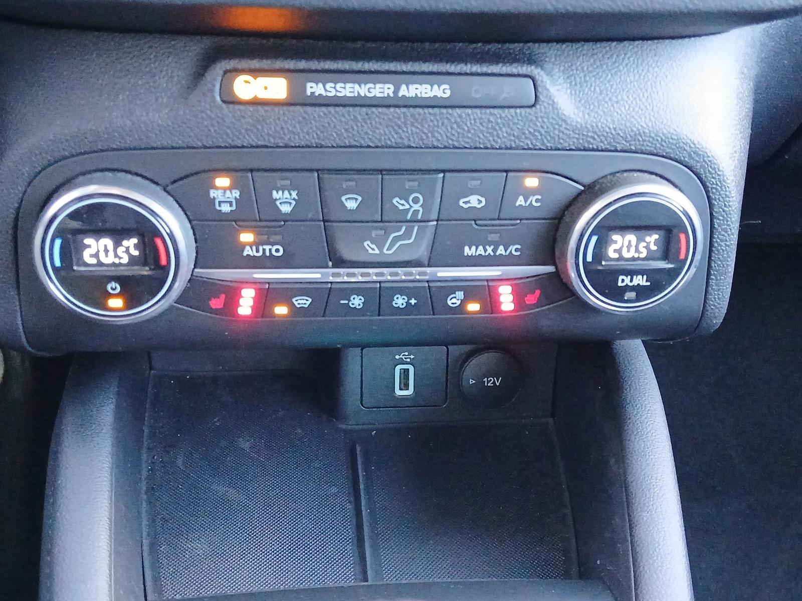 Ford Focus Titanium Turnier LED NAVI AHK KAMERA