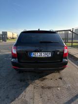 Skoda Superb 2.0 TDI DSG Elegance Combi Elegance - Skoda Superb aus 2011: Kombi