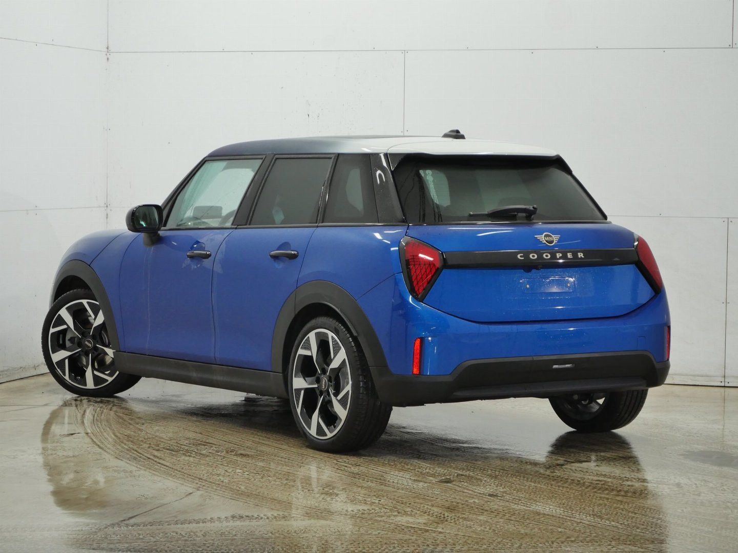 Fahrzeugabbildung MINI Cooper C Favoured Trim 5-Türen Paket-L Pano h/k