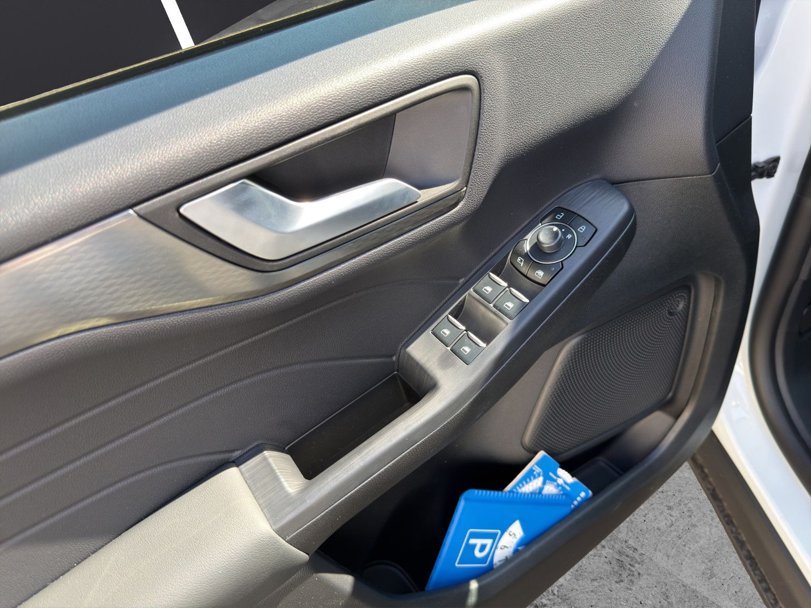 Fahrzeugabbildung Ford Kuga Titanium/Pano/Shz/LenkrdHZ/Rückfahrkamera