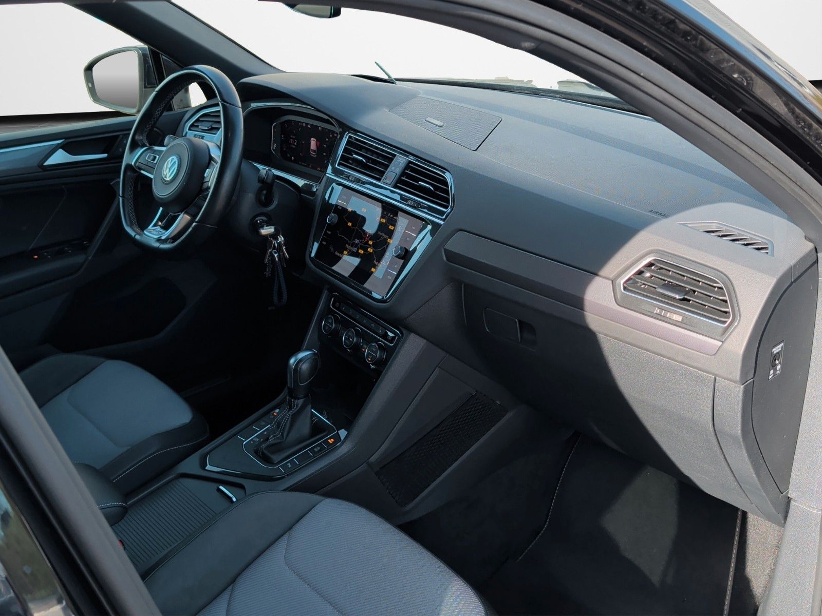 Fahrzeugabbildung Volkswagen TIGUAN 2.0 TDI R-LINE BLACKSTYLE HUD 19" AHK KAM
