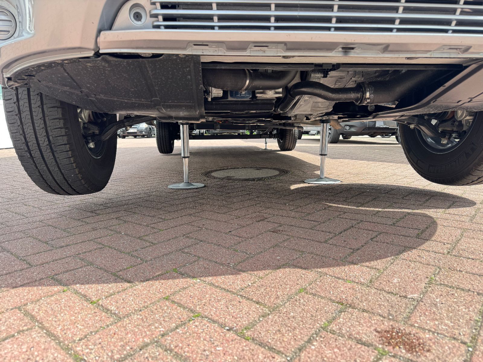 Fahrzeugabbildung Carado T 457 Pro + HYDRAULISCHE HUBSTÜTZEN LUFTFEDERUNG