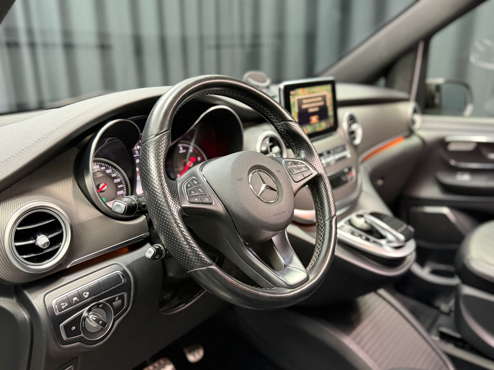 Fahrzeugabbildung Mercedes-Benz V250d NIGHT EDITION 4MATIC lang AMG-LINE|360°|