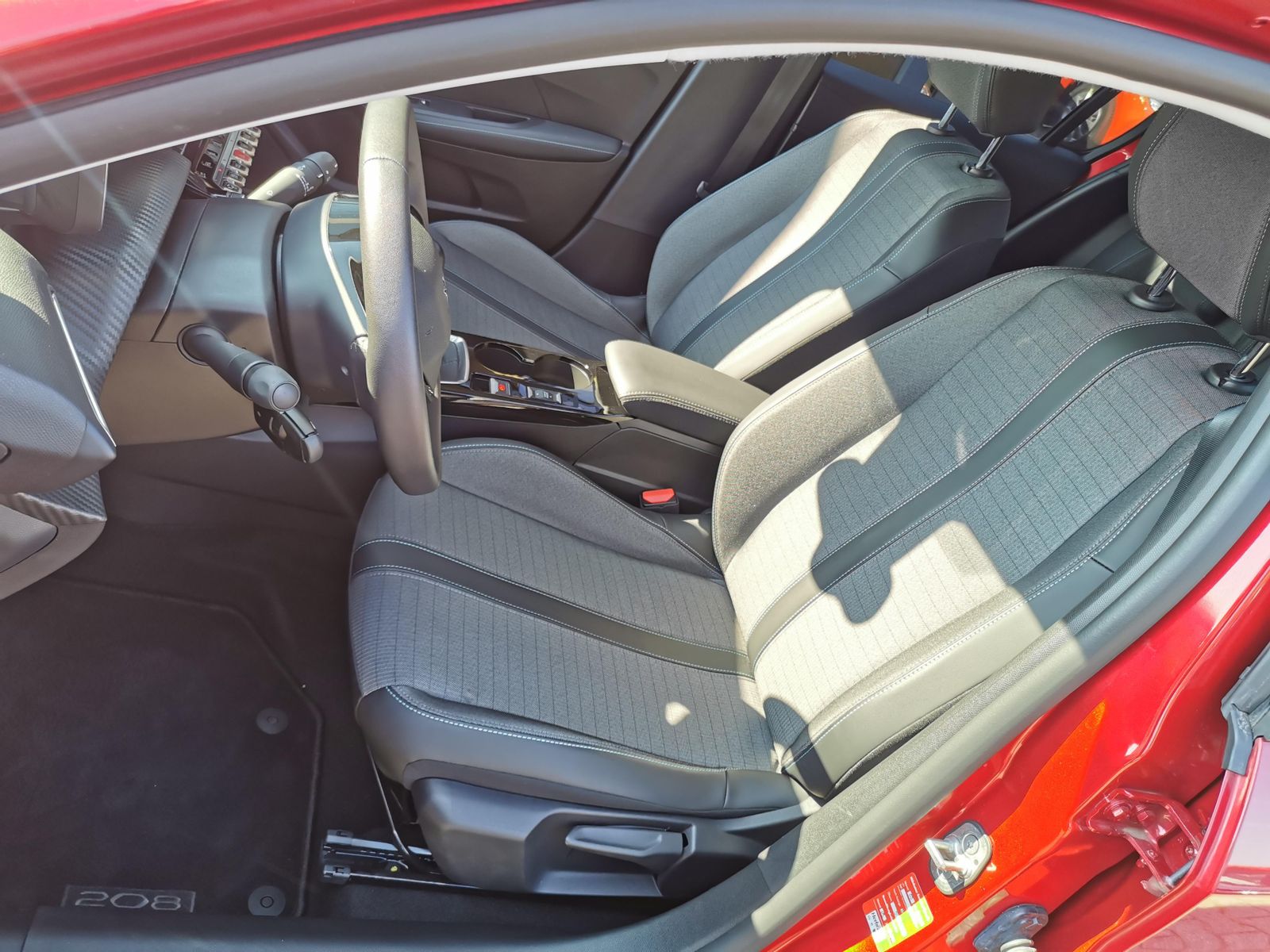 Fahrzeugabbildung Peugeot 208 Allure Pack*Sitzhzg*PDC hi+Cam*LED*Navi*