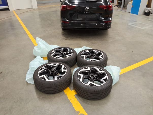Fahrzeugabbildung Volkswagen Golf VIII Variant eTSI R-Line DSG LED Navi AID A