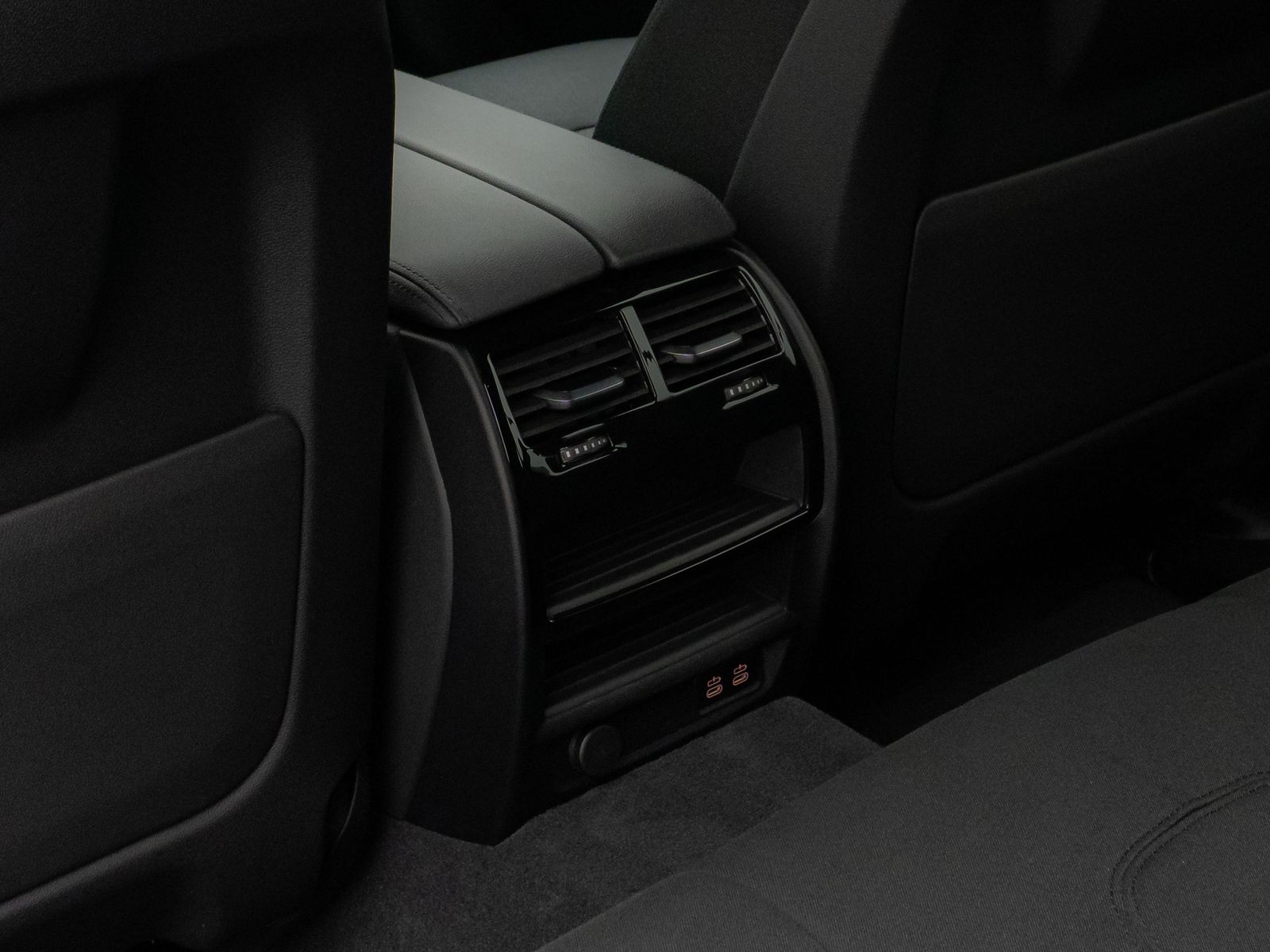 Fahrzeugabbildung BMW 530e xD HUD DAB CockPitPro PDC Komfort Alarm LED