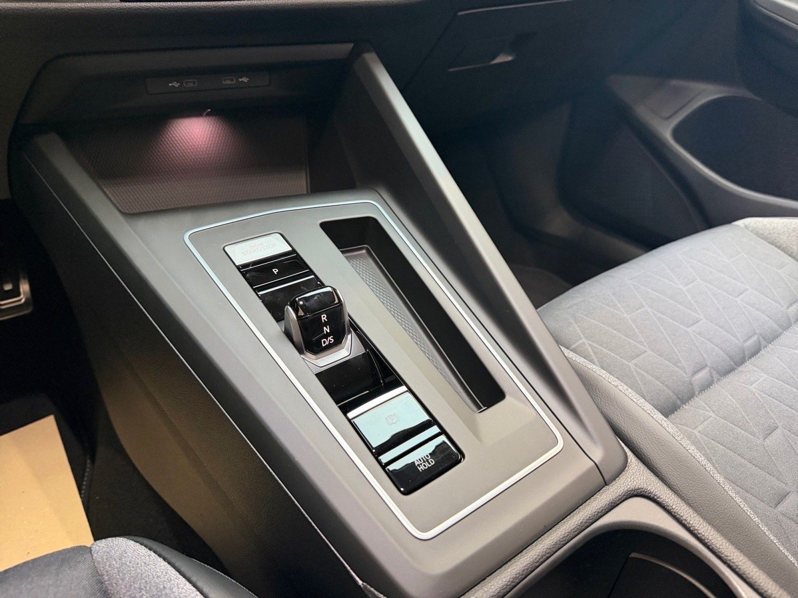 Fahrzeugabbildung Volkswagen Golf 1.5 eTSI DSG Energy Navi, AHZV, LED Plus