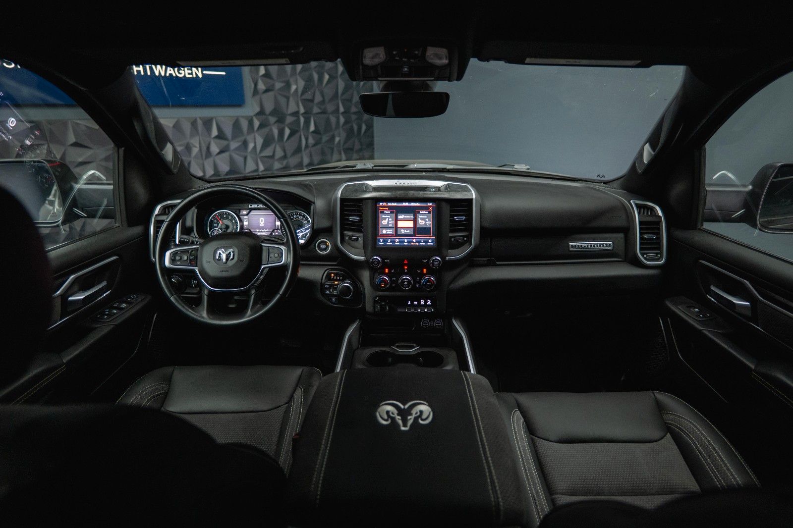 Fahrzeugabbildung Dodge RAM 5.7 V8 HEMI 4x4 OFFROAD NIGHT-Edition LED