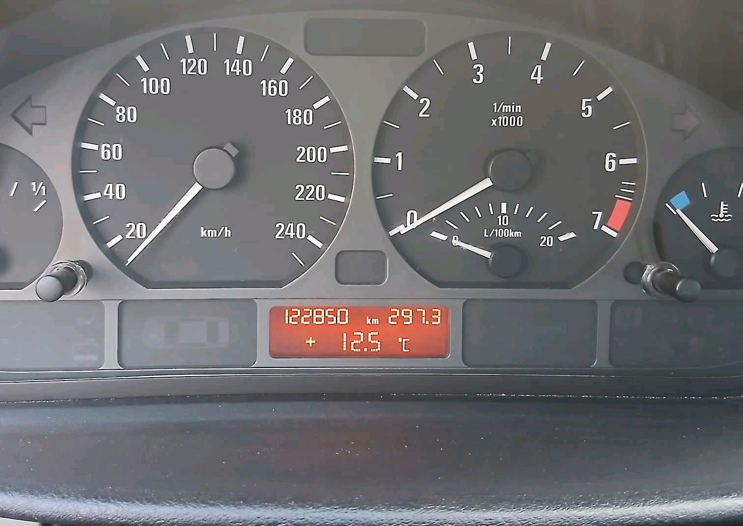 BMW 316 2004 — interior